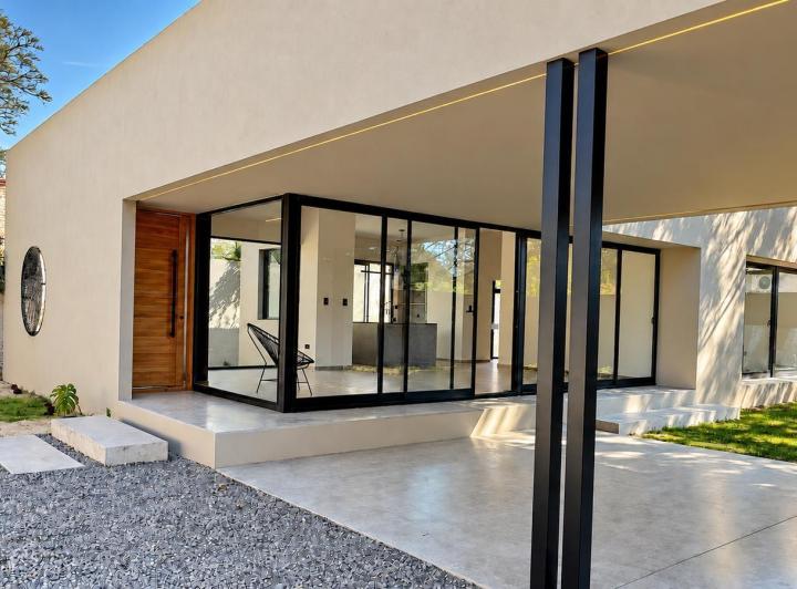 Casa · 561m² · 3 Ambientes · 2 Cocheras