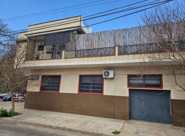 Casa · 255m² · 4 Ambientes · 4 Cocheras · Casa con Oficina, Quincho y Cochera a La Venta