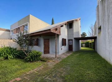 Casa · 140m² · 4 Ambientes · 1 Cochera · Chalet 4 Ambientes en 2 Plantas con Amplio Parque y Cochera Semicubierta