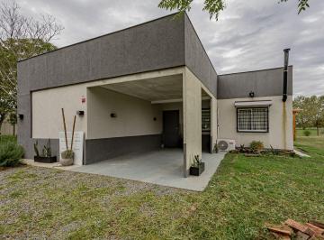 Casa · 120m² · 4 Ambientes · 2 Cocheras · Casa 4 Amb + Pileta. Lote 1700 m