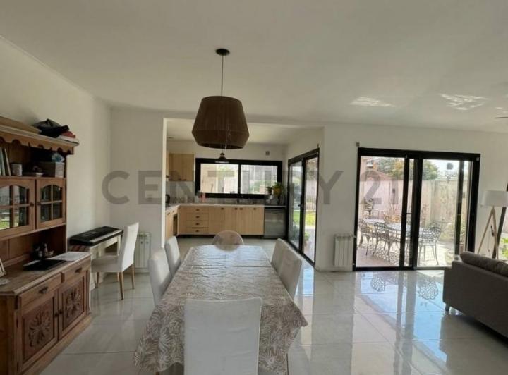 Casa · 234m² · 5 Ambientes · 2 Cocheras