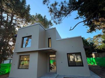 Casa de 3 ambientes, Costa del Este · Casa de Categoría en Venta de 3 Ambientes con Entrepiso. Dueño Directo. Costa del Este. Gran Parque
