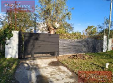 Casa · 96m² · 3 Ambientes · 3 Cocheras · Excelente Casa con Pileta y Quincho en Lote de 10x40