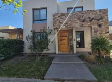 Casa de 7 ambientes, General Gutiérrez · Casa a La Venta en Barrio Privado de Maipú