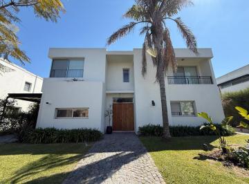 Casa · 280m² · 5 Ambientes · 2 Cocheras · Alquiler Casa en San Isidro Labrador