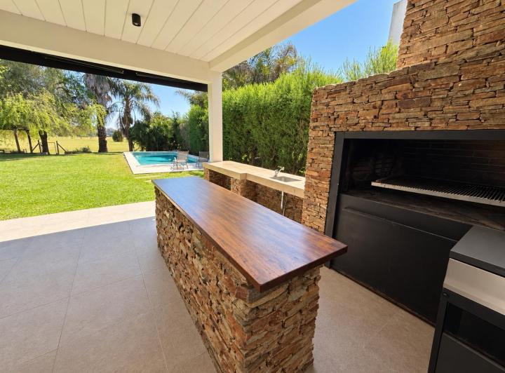 Casa · 280m² · 5 Ambientes · 2 Cocheras