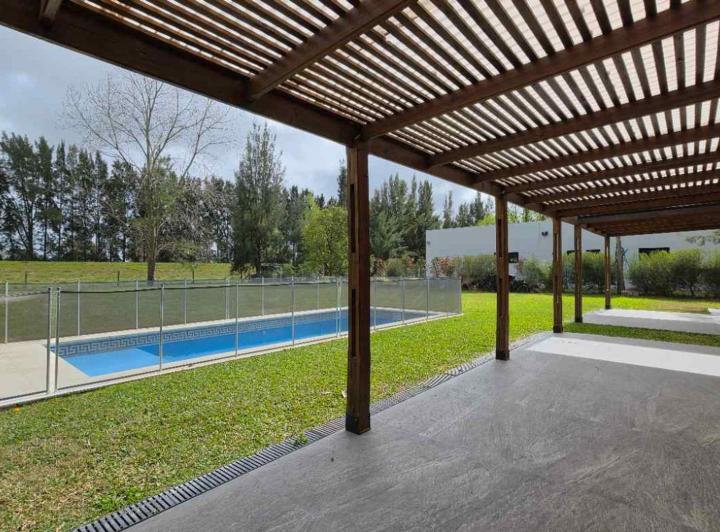 Casa · 136m² · 4 Ambientes · 2 Cocheras
