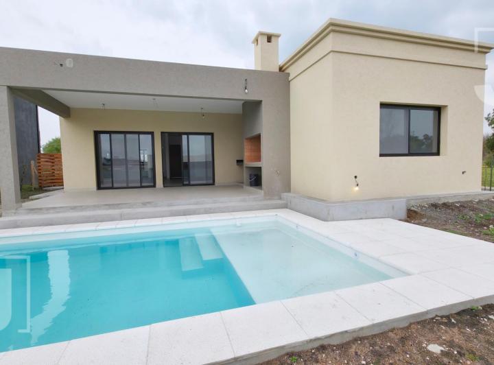 Casa · 140m² · 4 Ambientes · 3 Cocheras