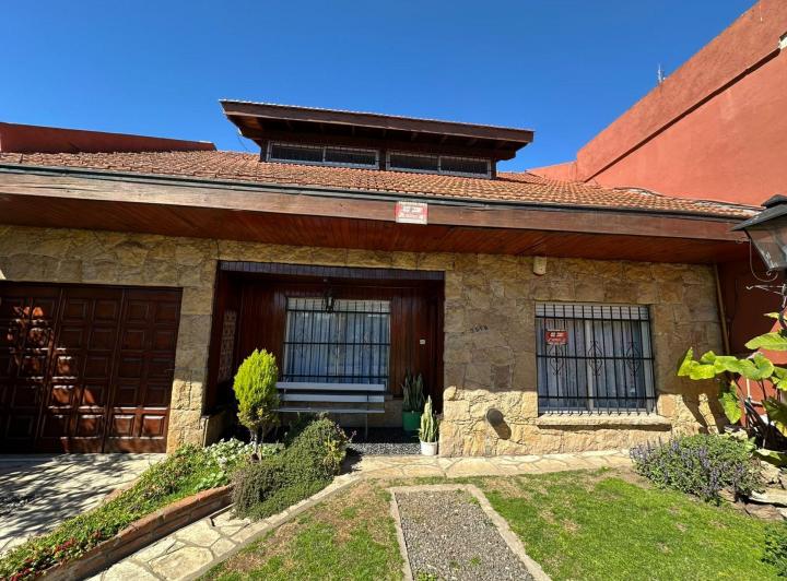 Casa · 300m² · 4 Ambientes · 2 Cocheras