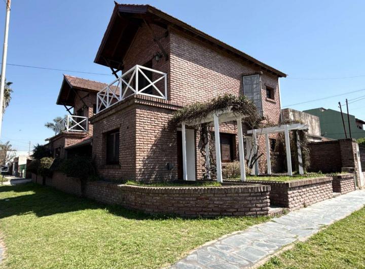 Casa · 210m² · 4 Ambientes · 1 Cochera