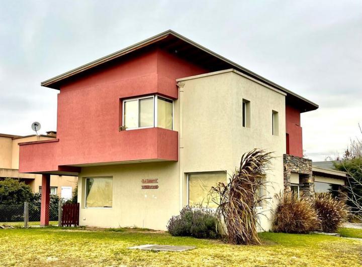 Casa · 220m² · 4 Ambientes · 1 Cochera