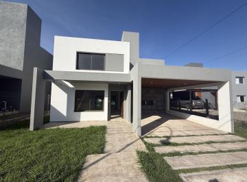 Casa · 150m² · 5 Ambientes · 1 Cochera · Alquilo Casa de 3 Dorm en Terrazas de La Estanzuela, Calera