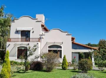 Casa · 223m² · 6 Ambientes · 1 Cochera · Casa Premium en Alquiler - Club de Campo Santa Apolonia