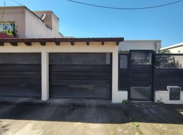 Casa · 230m² · 6 Ambientes · 2 Cocheras · Casa de 2 Dorm. en Venta en Estacion Alvarado | Master Suite, Quincho y Piscina