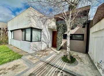 Casa · 100m² · 4 Ambientes · 1 Cochera · Casa - 3 Dorm.