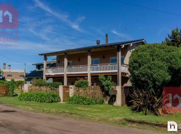 Casa · 200m² · 7 Ambientes · 1 Cochera · Casa en Venta a Dos Cuadras de Luna Roja