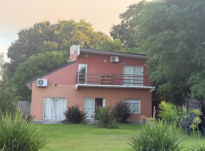 Casa · 180m² · 5 Ambientes · 4 Cocheras