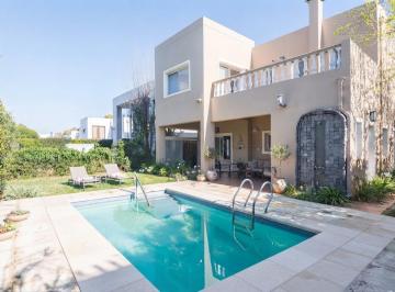 Casa · 198m² · 5 Ambientes · 2 Cocheras · Casa en La Damasia