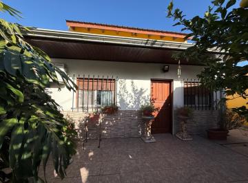 Casa · 200m² · 5 Ambientes · 2 Cocheras · Casa en Venta en José Mármol