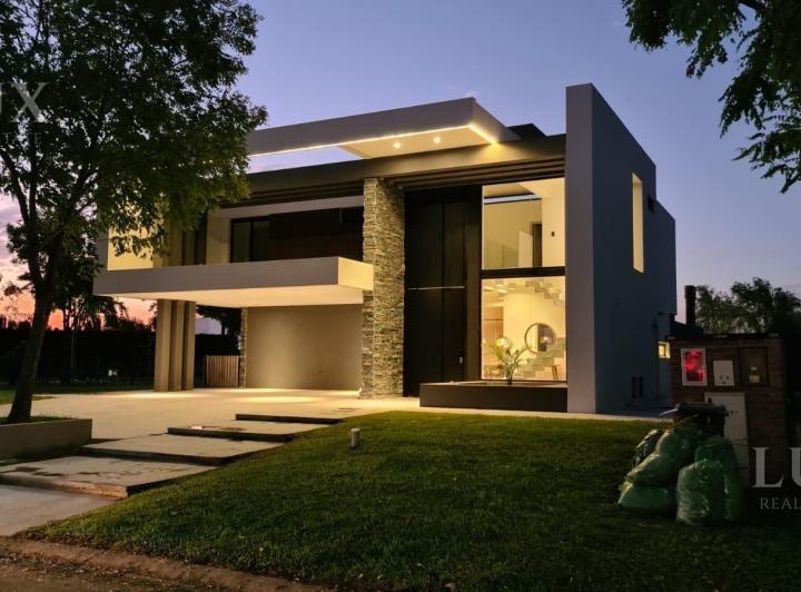 Casa · 300m² · 6 Ambientes · 4 Cocheras
