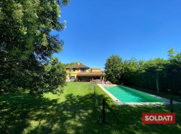 Casa · 215m² · 6 Ambientes · Casa Para Alquiler de Verano en Bella Vista 1ra y 2da de Enero
