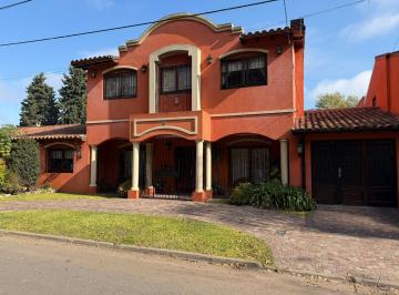 Casa · 300m² · 5 Ambientes · 2 Cocheras · Venta Casa 5 Amb Fondo Pileta Cochera Ciudad Evita