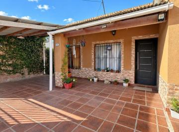 Casa · 180m² · 4 Ambientes · 1 Cochera · Dos Casas en un Terreno de 380 m²