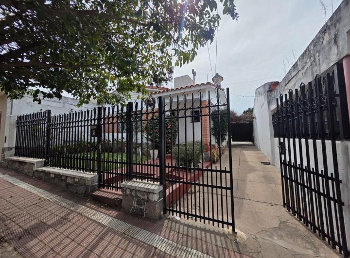Casa · 158m² · 8 Ambientes · 1 Cochera