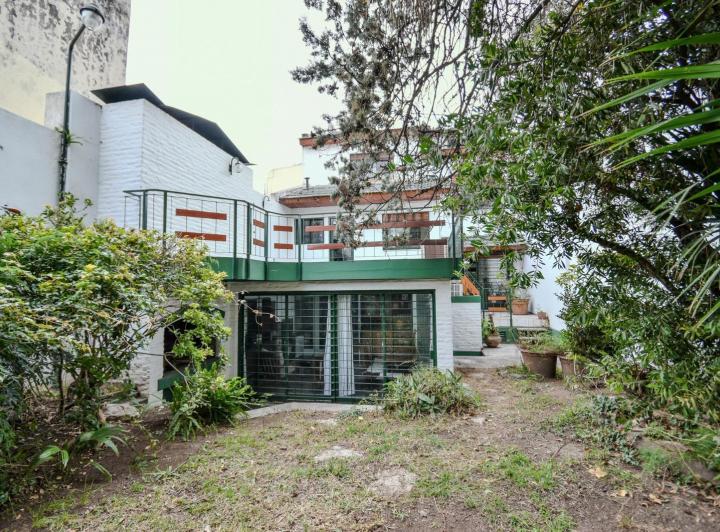 Casa · 250m² · 6 Ambientes · 2 Cocheras