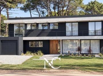 Casa · 276m² · 5 Ambientes · 1 Cochera · Casa en Venta en Barrio Pioneros Pinamar 4 Dorm. Cochera Gas Natural