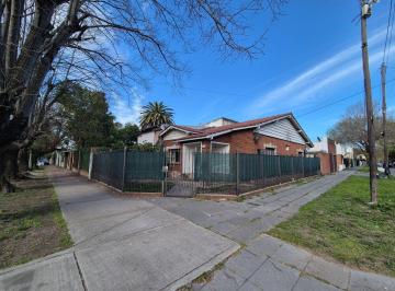 Casa de 3 ambientes, Almirante Brown · Chalet a 400 m de Plaza Brown