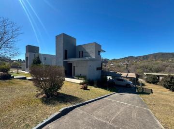 Casa · 300m² · 4 Ambientes · 2 Cocheras · Venta Casa de Categoría Country Altos de C. Paz