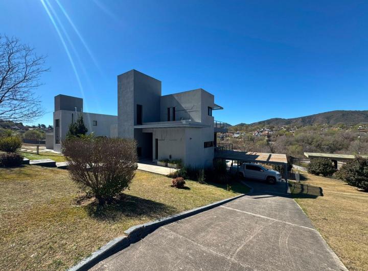 Casa · 300m² · 4 Ambientes · 2 Cocheras