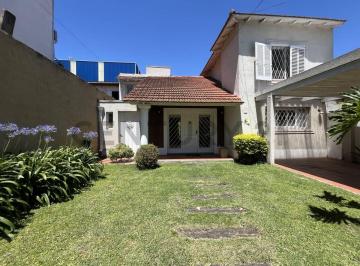 Casa · 125m² · 3 Dormitorios · 1 Cochera · Venta de Casa en Castelar, 5 Ambientes y 3 Baños