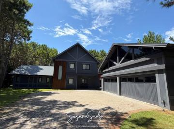 Casa · 327m² · 7 Ambientes · 4 Cocheras · Casa Chalet en Venta en La Herradura, Pinamar, Costa Atlántica