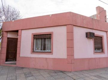 Casa · 105m² · 3 Ambientes · 1 Cochera · Casa 2 Dorm. - Pleno Centro