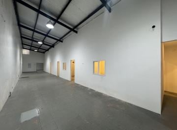 Bodega-Galpón · 280m² · Galpón en Alquiler en Parque Chacabuco con Depósito y Oficinas