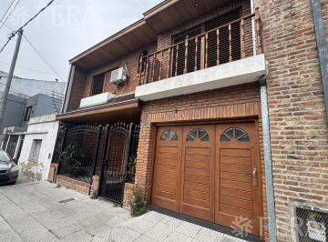 Casa · 182m² · 5 Ambientes · 1 Cochera · Venta Casa 5 Ambientes con Cochera y Patio en Sarandi