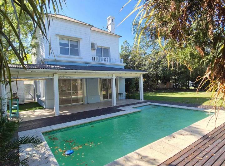 Casa · 220m² · 4 Ambientes · 2 Cocheras