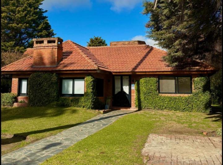Casa · 200m² · 4 Ambientes · 2 Cocheras