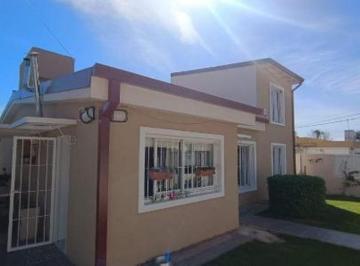 Casa · 231m² · 4 Ambientes · 1 Cochera · Casa en Venta - 3 Dorm. 3 Baños - Córdoba