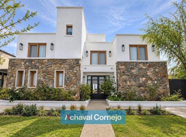 Casa · 387m² · 7 Ambientes · 4 Cocheras