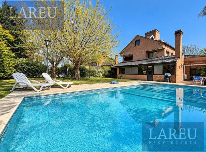 Casa · 266m² · 7 Ambientes · 2 Cocheras