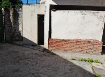 Casa · 170m² · 5 Ambientes · Casa en Venta - 3 Dorm. 4 Baños - 200 m² - Caseros
