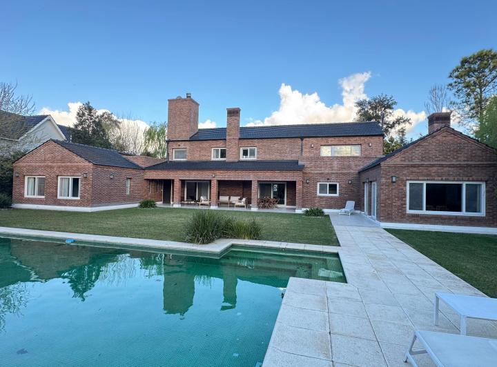 Casa · 450m² · 7 Ambientes · 1 Cochera