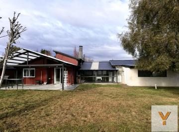 Casa · 208m² · 8 Ambientes · Casa en Venta - 4 Dorm. 2 Baños - Dina Huapi
