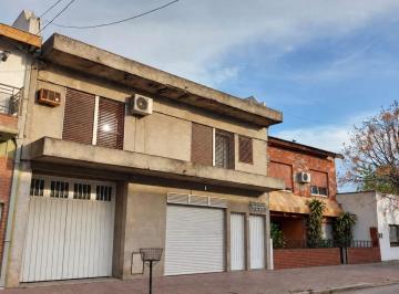 Casa de 4 ambientes, Tres de Febrero · Casa en Planta Alta de 4 Ambientes, con Garage Pasante, Amplio Local en Pb y Fondo de 300 m.