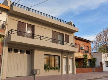 Casa de 4 ambientes, Tres de Febrero · Casa en Planta Alta de 4 Ambientes, con Garage Pasante, Amplio Local en Pb y Fondo de 470 m.