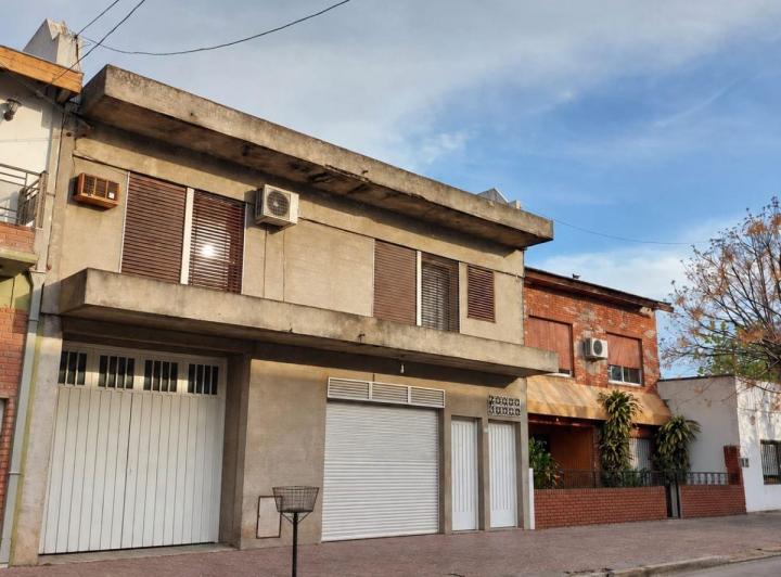 Casa · 220m² · 4 Ambientes · 2 Cocheras