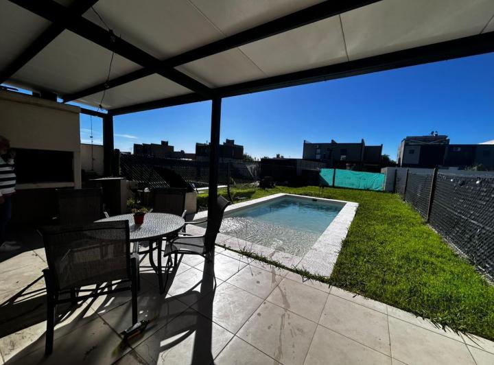 Casa · 80m² · 4 Ambientes · 2 Cocheras